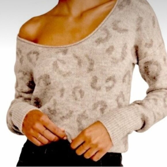 Abercrombie  Fitch Gray Leopard Print Sweater low neck size Medium - Picture 1 of 10